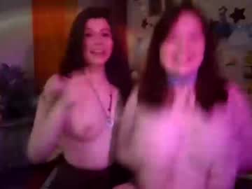 couple Chaturbat Sex Cams with evelyn_and_junie